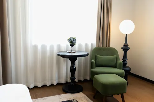 Half Hotel (Yangzhou Slender West Lake)