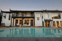 Golden Sunset CloudPeak International Grand Villa Resort, Xixiangyuan, Baisha Ancient Town Hotels in Yulong