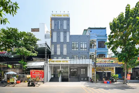 The Moon 1 Hotel Отели рядом с достопримечательностью «Le Thi Rieng Culture Park»