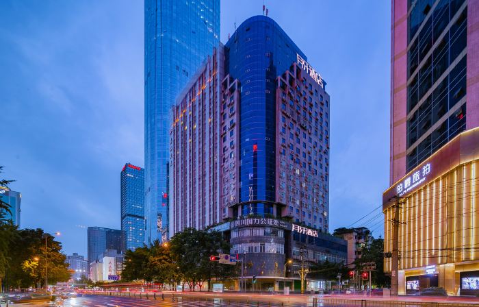 Crescent Moon Hotel (Chengdu Chunxi Road Tianfu Square Station)