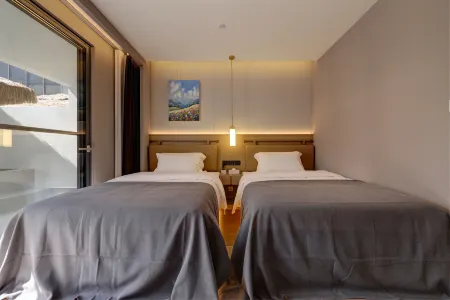 Maitreya Haiwan Ruijing Hot Spring Hotel (Huquan Ecological Park Huquan Mid-Hill Hot Spring Branch) Отели рядом с достопримечательностью «Honghe Nativeland»