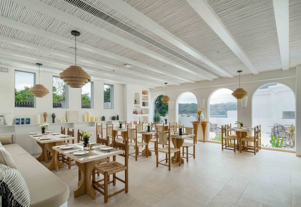 미위 셴젠 블루 앤 화이트 홀리 아일랜드 클리프 풀 호텔