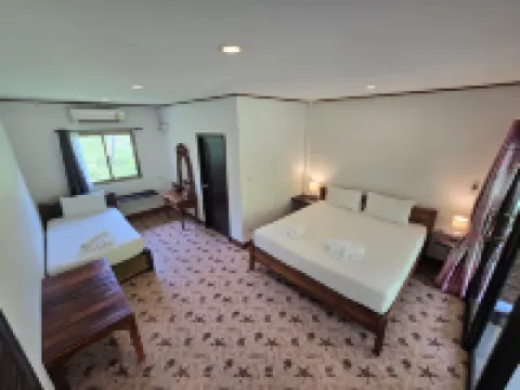 Baan Long Beach Hotels near Ko Lanta