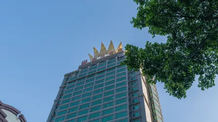 Crown Hotel Отели рядом с достопримечательностью «Xingyi Normal University for Nationalities West Campus»