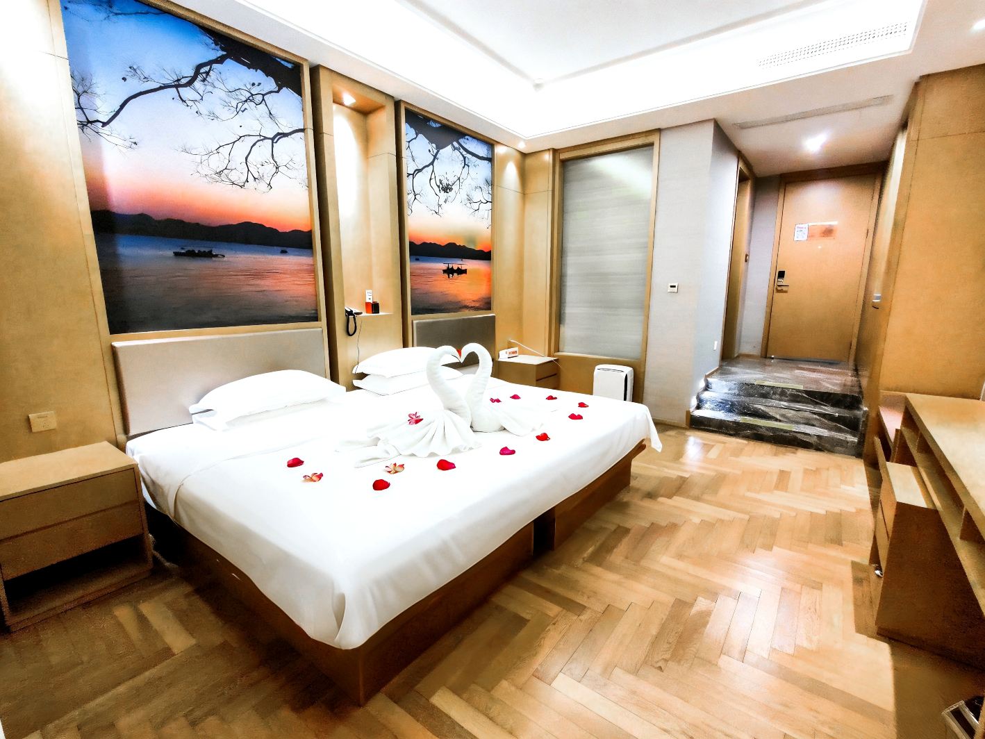 Broken Bridge · Origin King-Sized Bed Room (Couples Decorate A Private Space for Intimate Moments)