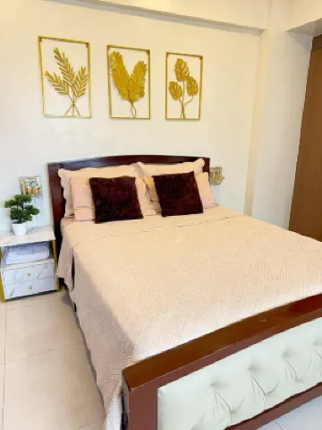 Chic Unit with Balcony - Free wifi & netflix across Naia Terminal 3 Airport