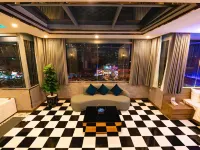 LUXURY Hotel Pham Van Dong 平 Triệu 站附近的飯店