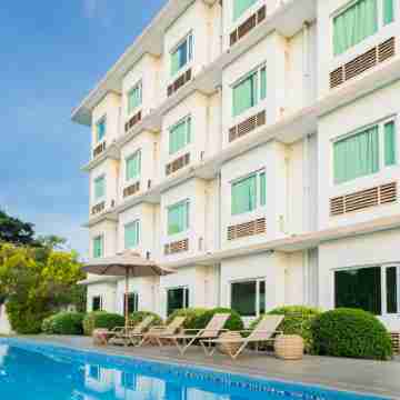 Microtel by Wyndham South Forbes Near Nuvali Hotel Exterior