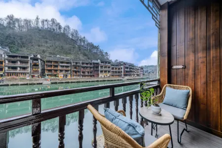 Qichi Yijiaren River-view Hostel