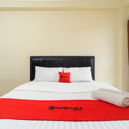 RedDoorz near GOR POPKI Отели рядом с достопримечательностью «Торговый центр Cibubur Junction»