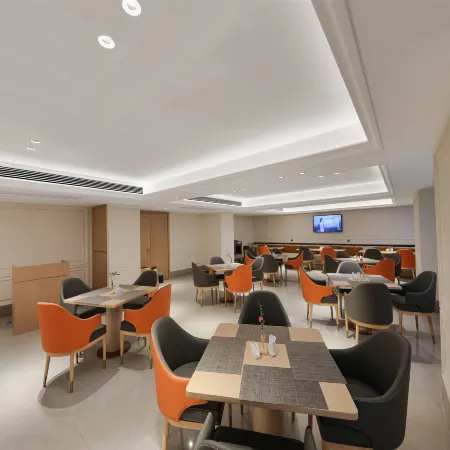 Vienna Hotel (Jiaozuo Wenxian New Pangfaxiang Zixia Park Branch)