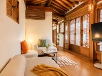 {Bukchon Historic Village} Hanok Village | By the palace | Anguk Station 10 min - B&Bs (Bed and breakfast)