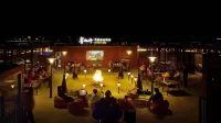 Lonely space desert glamping hotel - Morgenmad