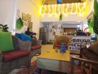 Hee Pee Hostel - parkir