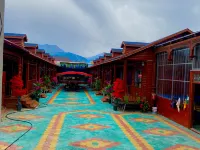 Zhaosu Xueling Mountain View Homestay - parking