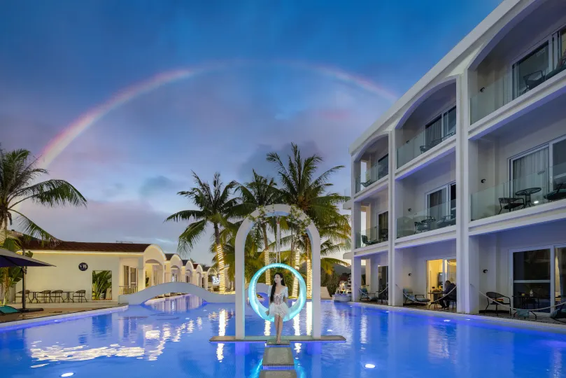 Boundless Space Design Hotel (Yalong Bay Bohou Village Branch)