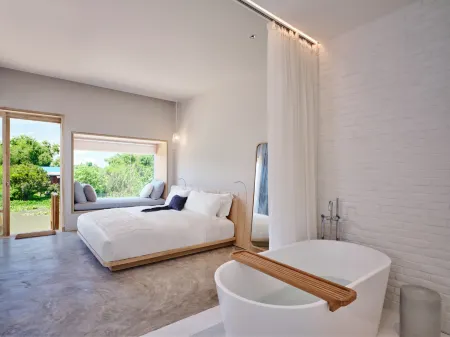 Sala Bang Pa-IN Отели рядом с достопримечательностью «Wat Niwet Thammaprawat»