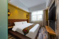 Wayalu Theme Hotel (Forest Lake Branch on March 3rd Avenue, Wuzhishan)