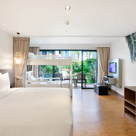 Outrigger Khao Lak Beach Resort Отели рядом с достопримечательностью «Коралловый мыс»