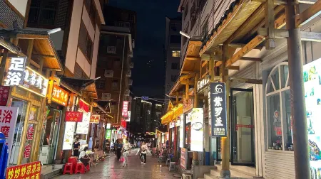 Violet Theme Inn (Zhangjiajie Tianmenshan Cableway Branch)
