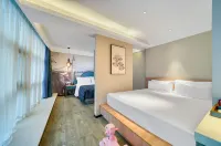 Tiangang Manfei Hotel (Ningbo Southern Business District Luomeng Universal City Store) - balcony