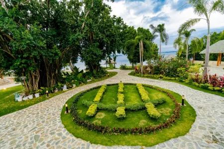 H Resort Bohol - The Coral Cliff by SMS Hospitality Отели в г. Лун