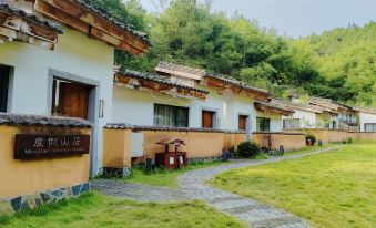 Luhe. Luoxi Valley Homestay;