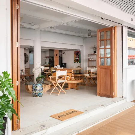 Unplugged at  Bangrak Design Hostel Отели рядом с достопримечательностью «Риверсайд»