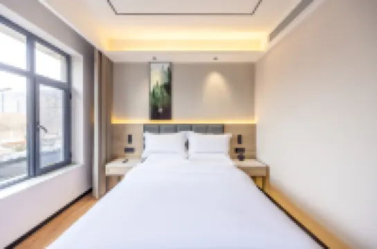 GreenTree Inn Express Hotel (Lanzhou West Railway Station Lily Park)