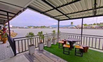 Chaiyai River Front Hotel