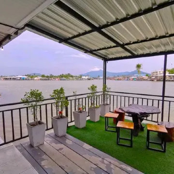 Chaiyai River Front Hotel