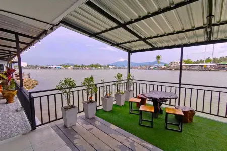 Chaiyai River Front Hotel