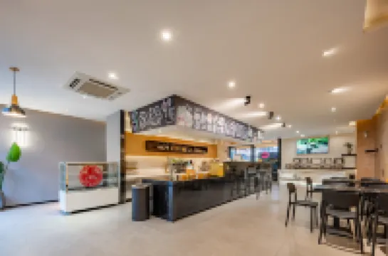 Yueyajianbai Hotel (Chengdu Kuanzhai Alley Wenshu Monastery Subway Station)