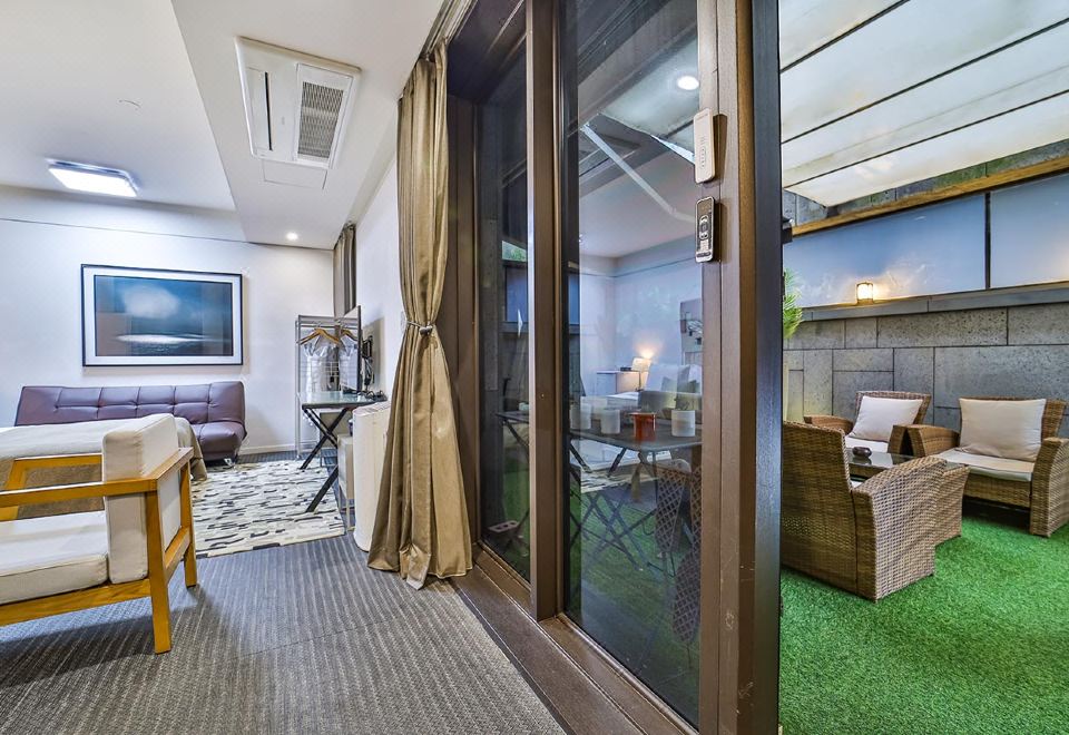 2. 제이에스부티크호..