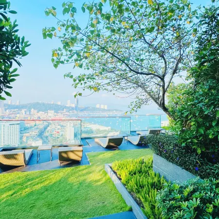 EDGE Sea View Holiday Inn Central Pattaya SEA