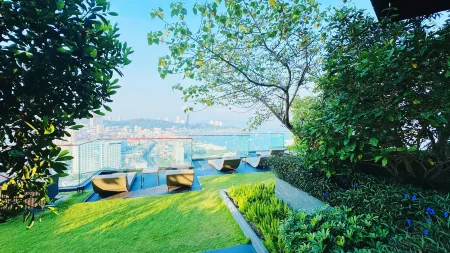 EDGE Central Sea View Holiday inn· Infinity Pool · 180 ° Panoramic Sea View (Pattaya Beach ) Отели рядом с достопримечательностью «Bann sukhawadee»