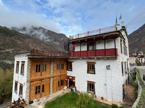 Danba Zhuoke · Huan Shan View Parent-Child Family Resort VILLA Mountain Lodge