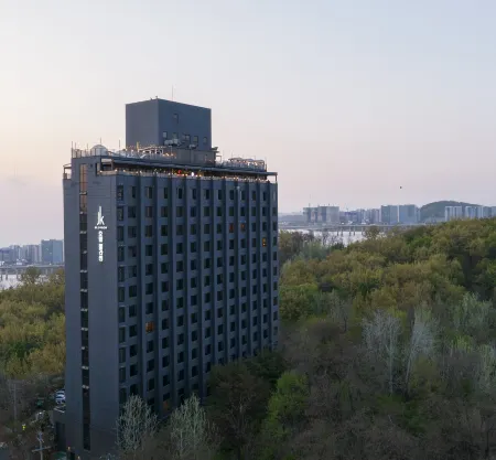 JK Blossom Hotel Отели рядом с достопримечательностью «Abraham Park Kenneth Vine Collection Museum»