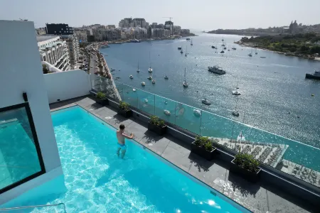 Verdi Gzira Promenade Отели рядом с достопримечательностью «Форт Маноэль»