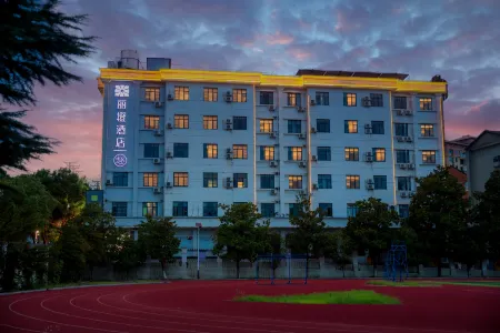 Ease Hotel Fun (Dangyang Changbanpo Yas Plaza) Отели в г. Данъян