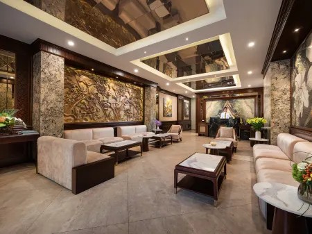 Minasi Premium Hotel Отели рядом с достопримечательностью «Lotus Water Puppet Theater»