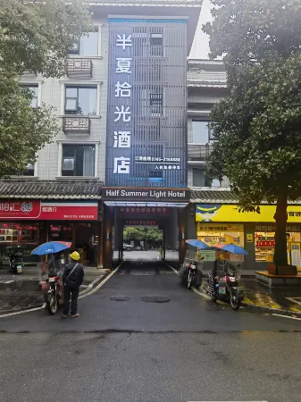 Carlton Movie Hotel Отели рядом с достопримечательностью «Zhijiang Tianhou Temple»