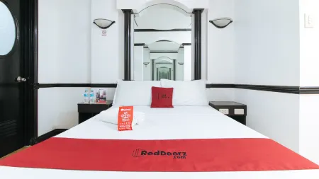 RedDoorz Plus @ Villa Gloria Taguig Отели рядом с достопримечательностью «Эндеран Колледжес»