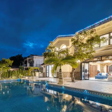 Sun Moon Beach swimming pool courtyard (Shek Mui Wan Shop)