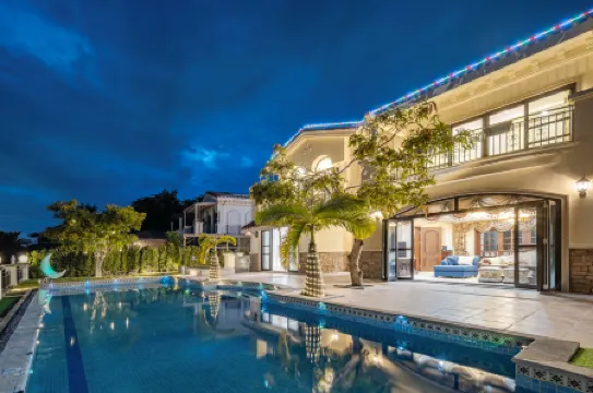 Sun Moon Beach swimming pool courtyard (Shek Mui Wan Shop)