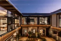 Yulong Qiyunli Designer Homestay Hotel dekat Lashi Lake