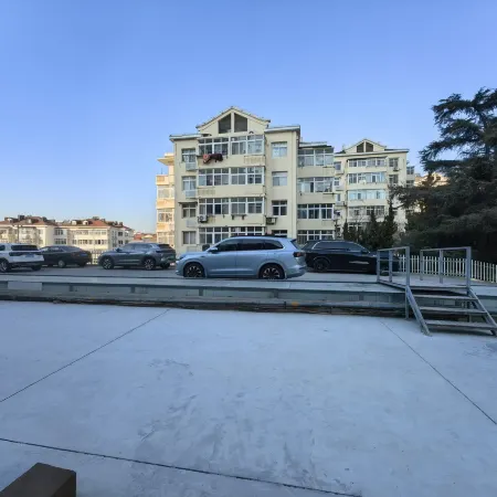 Zhu Meiyinxiang Apartment (Qingdao May Fourth Square Kaohsiung Road Metro Station)