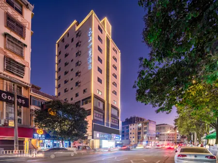 Cloud Four Seasons Hotel (Weining Caohai Convention and Exhibition Center Branch) Отели рядом с достопримечательностью «Weining Wusa Gymnasium»