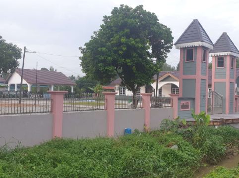 Mri Residence - Homestay in Sg Buloh with Swimming Pool - No Pork&Alcohol Allowed