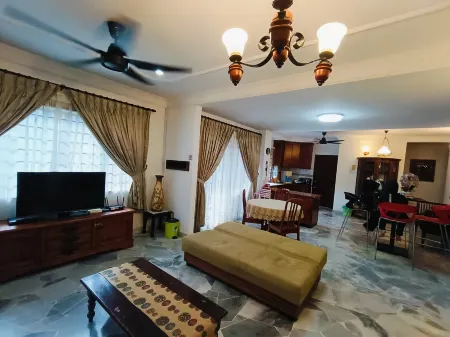 Homestay 5-bedroom villa with pool at Port Dickson Отели рядом с достопримечательностью «Порт Диксон Бич»